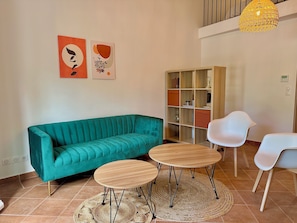 Living area - Suites for 4 people—with private bathroom—in the heart of a Provençal vineyard! (Ollières)