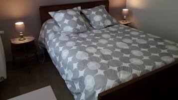 3 chambres, fer et planche à repasser, Wi-Fi, draps fournis