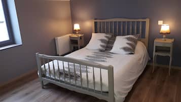 3 habitaciones, tabla de planchar con plancha, wifi y ropa de cama