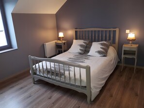 3 habitaciones, tabla de planchar con plancha, wifi y ropa de cama 