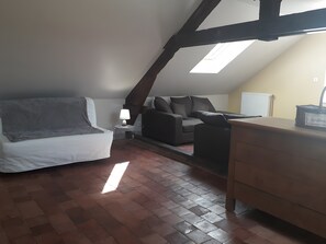 Fernseher, DVD-Player, Stereoanlage