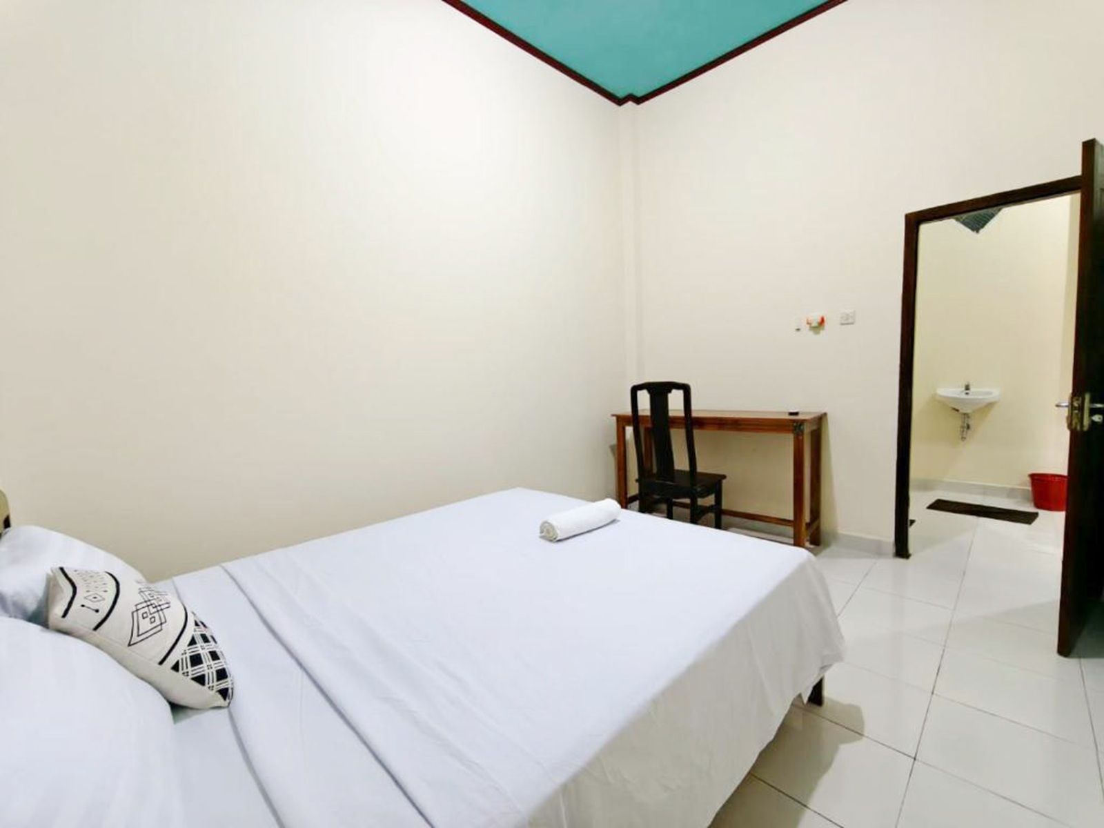 Kamar Double Standar | Meja kerja, ruang kerja ramah laptop, dan setrika/meja setrika