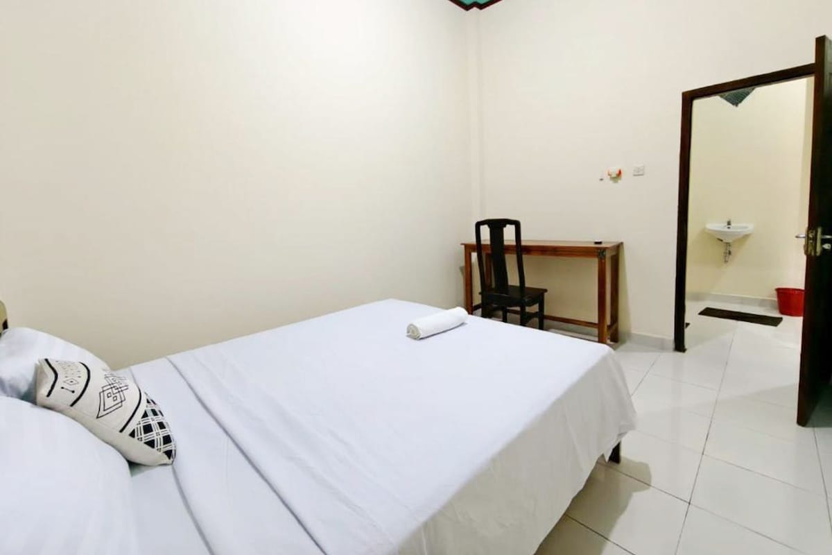 Kamar Double Standar | Meja kerja, ruang kerja ramah laptop, dan setrika/meja setrika