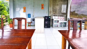 Outdoor dining - Guntur Homestay Labuan Bajo (Manggarai Barat)