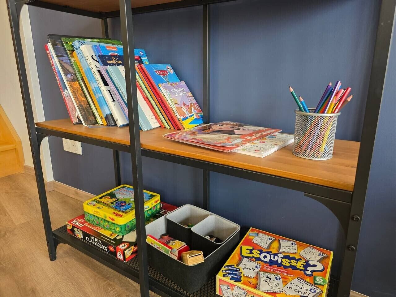 Ein Bücherregal mit Büchern und einem Gesellschaftsspiel.