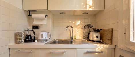 Cafetera y tetera, refrigerador, microondas y horno