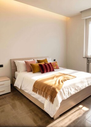 A modern bedroom with a bed, bedside tables, and a window. - Casa Bonvicino, Città Studi (Milano)