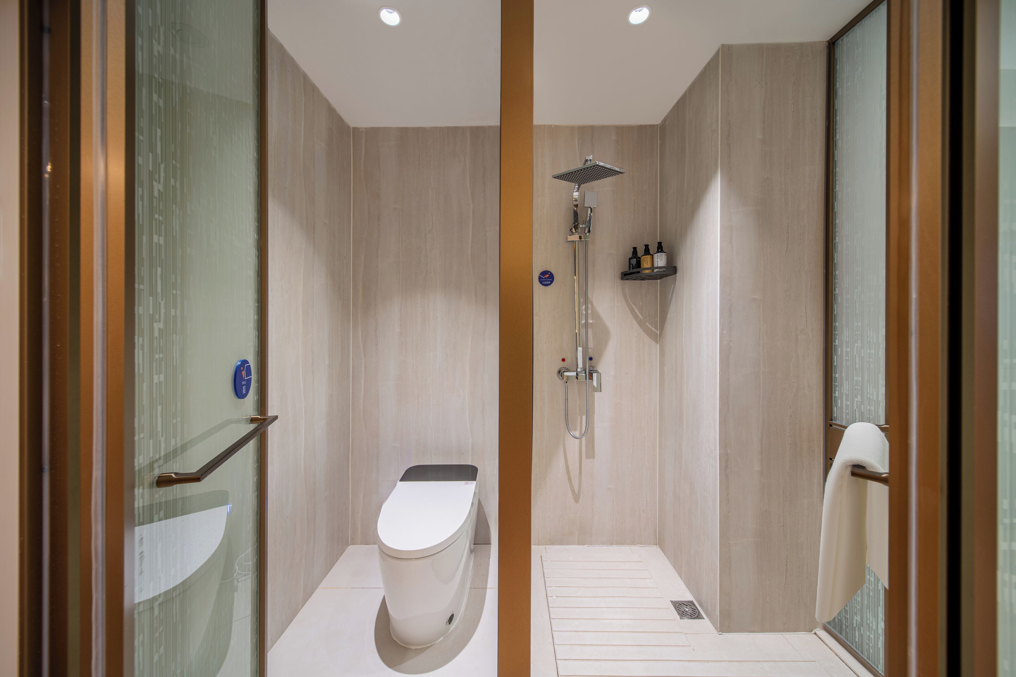 Kamar Single Comfort | Kamar mandi | Pengering rambut, handuk, sampo, dan tisu toilet