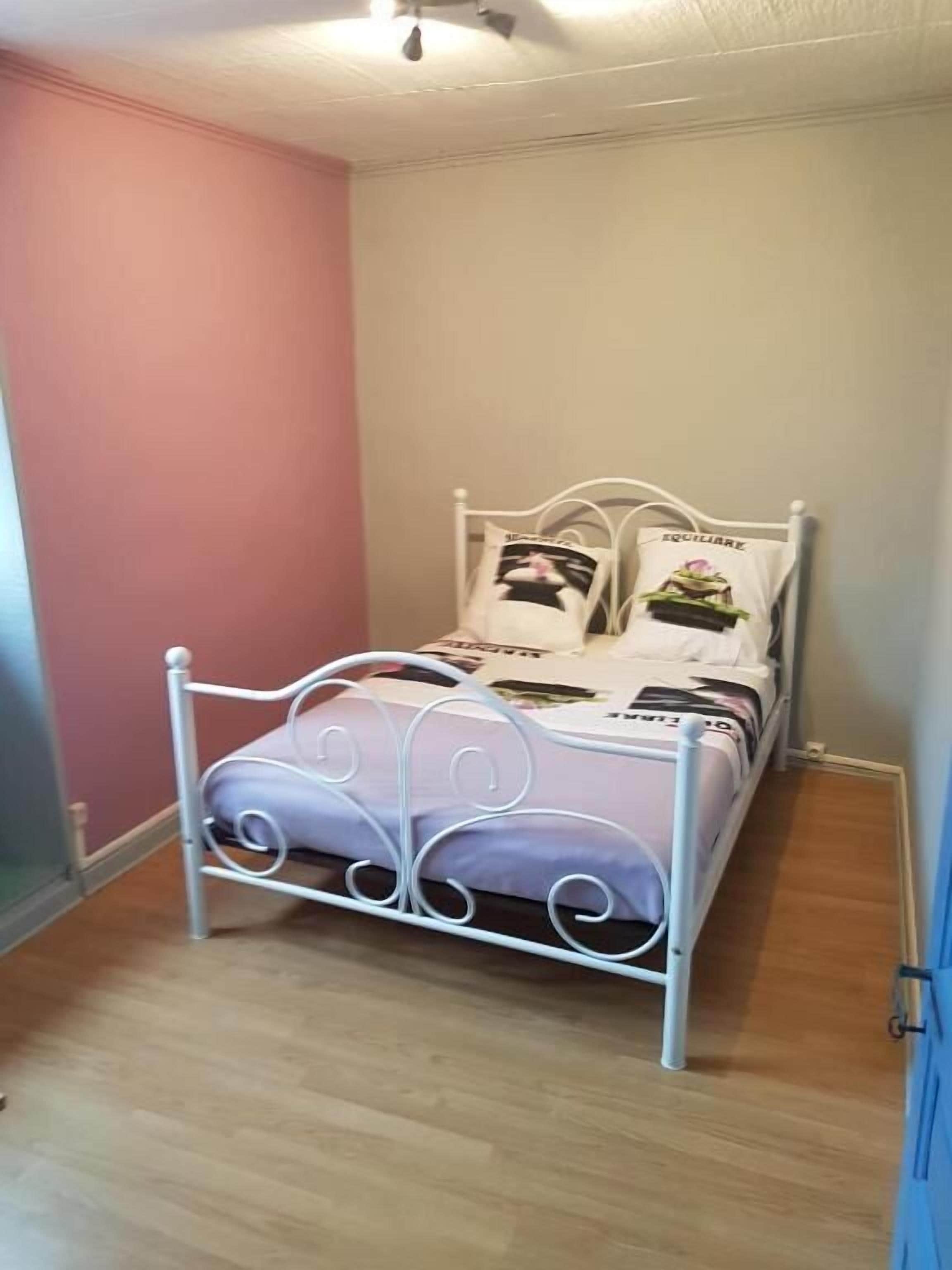 Apartment, 3 Bedrooms, Non Smoking | Iron/ironing board, cribs (free), WiFi (free), bed sheets