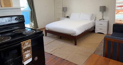 Cozy Modern Studio - Heart of Lafayette