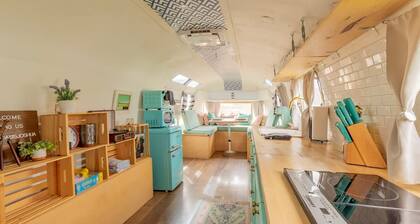 Airstream Oasis in Joshua Tree w spa and Fire pit