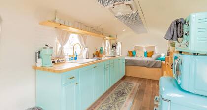 Airstream Oasis in Joshua Tree w spa and Fire pit