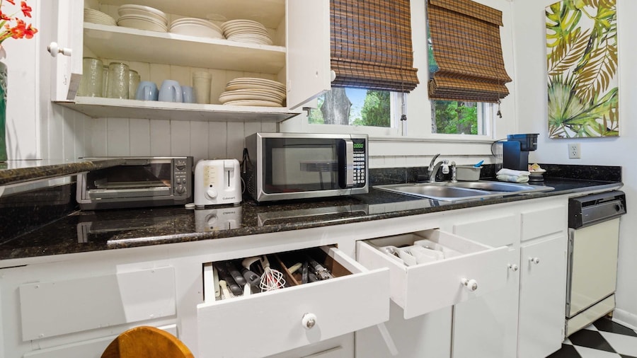 Spacious 2BR Perfect for Work Crews or Families