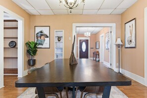 House | 4 bedrooms - Downtown Lafayette 4BR Home With Parking (Lafayette)