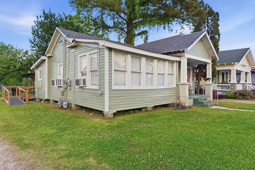 Cozy 1BR Cottage w Kitchen Laundry