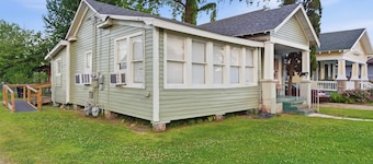 Cozy 1BR Cottage w Kitchen Laundry