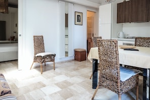 Apartment, Patio | Dining - Appartamento in Villa con giardino (Roma)