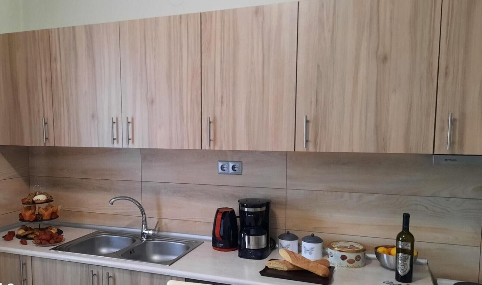 Coffee/tea maker, fridge, oven, stovetop