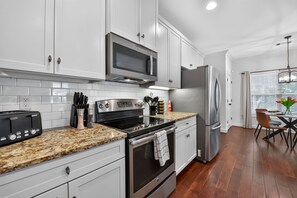 Coffee/tea maker, fridge, microwave, oven - Heisman Haven | Pet-Friendly Tuscaloosa Retreat (Tuscaloosa)