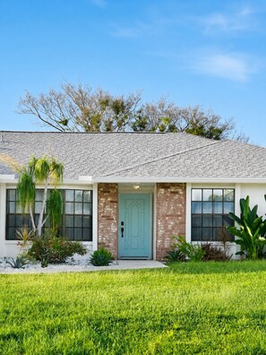Exterior - Casa Azul 4 Br/2Ba Pool Home, Sleeps 10 (Port St. Lucie)