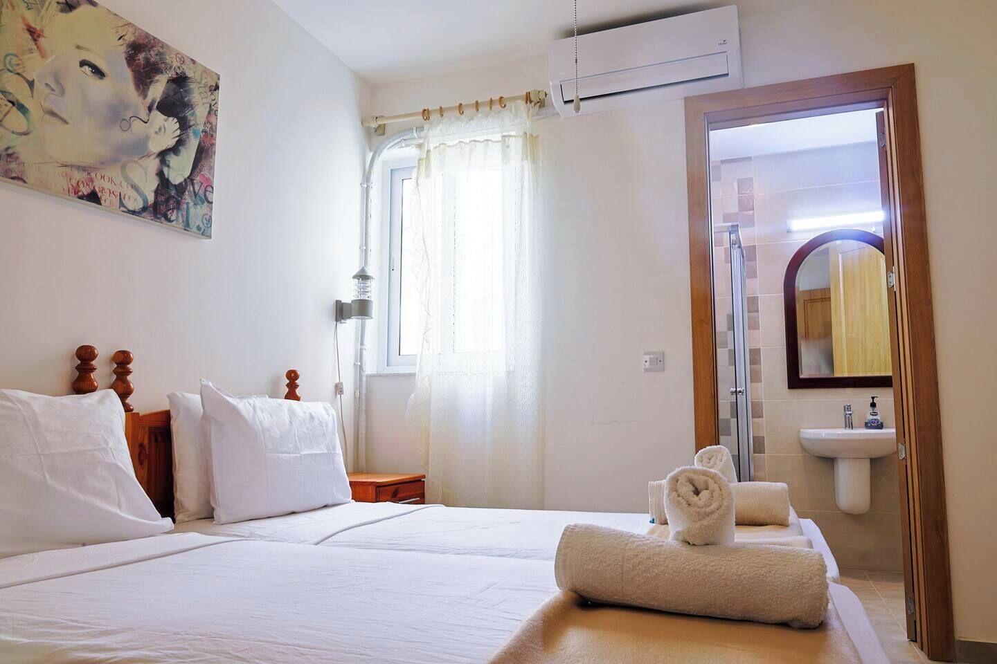 Desk, iron/ironing board, WiFi, bed sheets