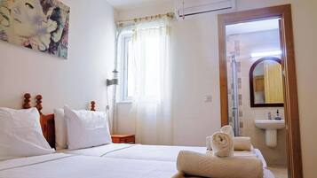 Desk, iron/ironing board, WiFi, bed sheets