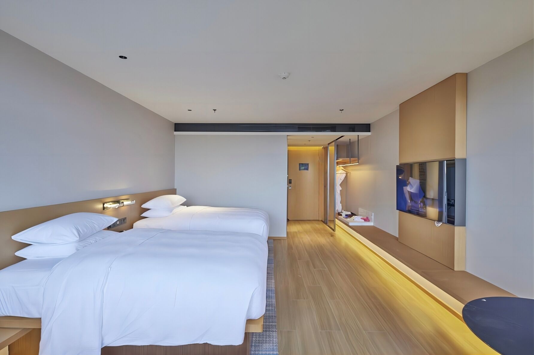 Chambre luxueuse avec lits jumeaux, vue sur la ville | Literie de qualité, couette en duvet