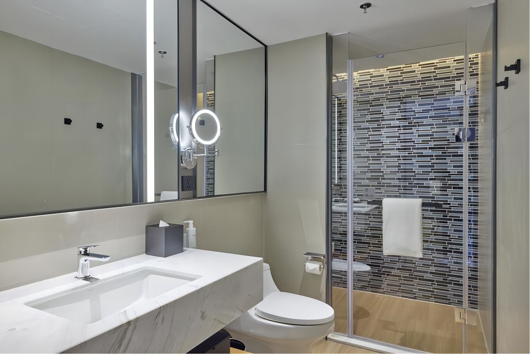 Suite ejecutiva, vista a la ciudad | Baño | Regadera, regadera tipo lluvia, amenidades de baño gratuitas 
