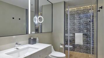 Suite ejecutiva, vista a la ciudad | Baño | Regadera, regadera tipo lluvia, amenidades de baño gratuitas