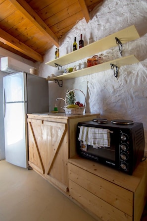 Wasserkocher mit Kaffee-/Teezubehör, Kühlschrank, Ofen, Herdplatte
