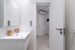 Apartment | Bathroom - Studio in Las Palmas Near Playa de Las Canteras (Las Palmas de Gran Canaria)