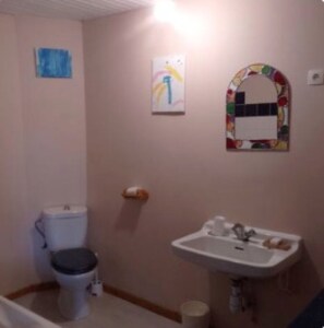 Bathroom - Holiday Home 'Gîte Familial Eulalie' with Private Terrace and Garden (Le Minihic-sur-Rance)