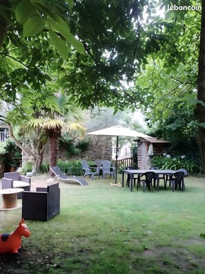 Outdoor dining - Holiday Home 'Gîte Familial Eulalie' with Private Terrace and Garden (Le Minihic-sur-Rance)