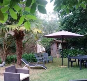 Outdoor dining - Holiday Home 'Gîte Familial Eulalie' with Private Terrace and Garden (Le Minihic-sur-Rance)