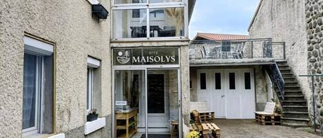 A building with a sign reading 'MAISOLYS' and a visible entrance.