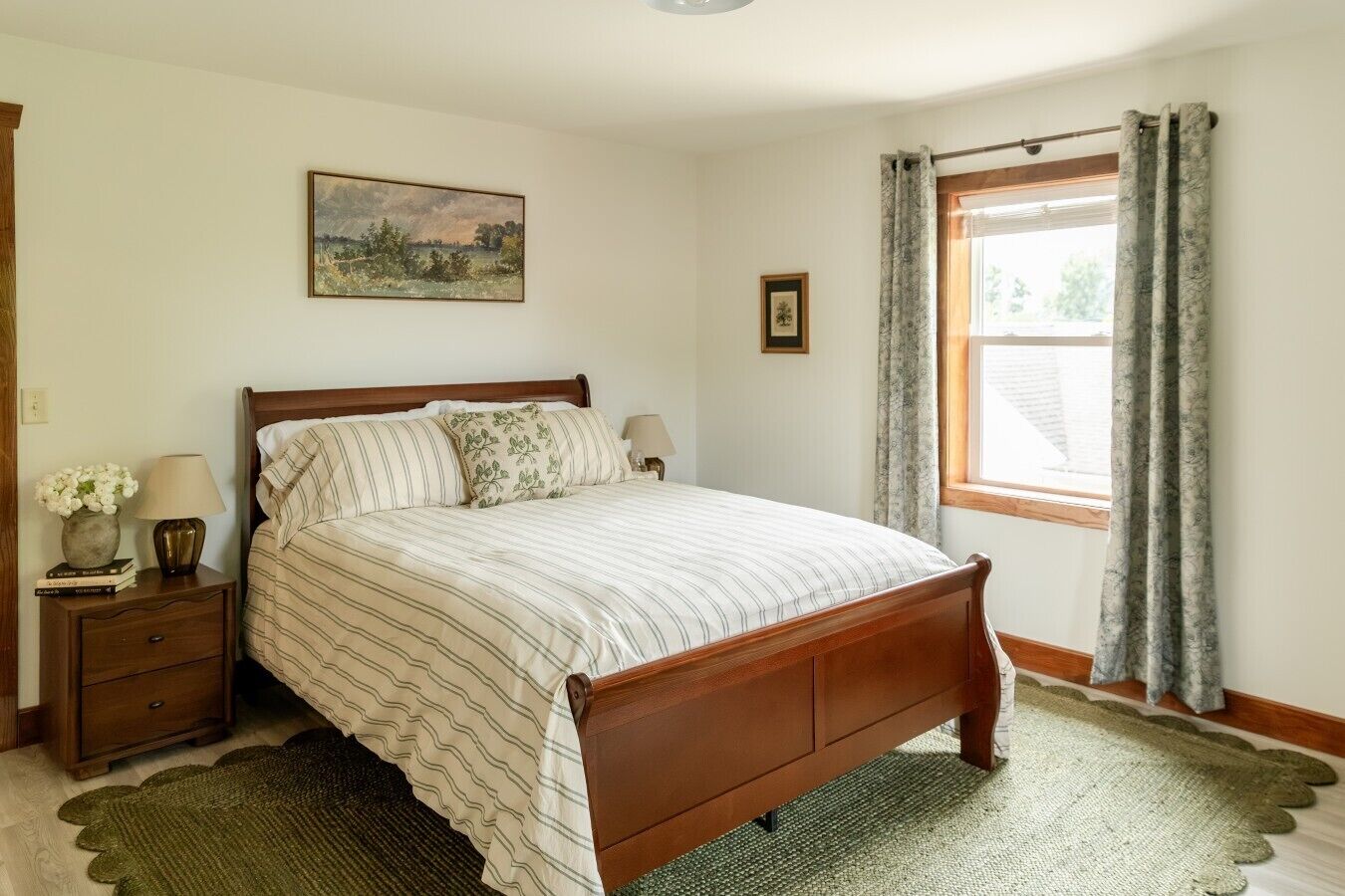 3 bedrooms, desk, iron/ironing board, travel crib