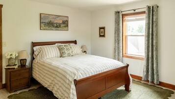 3 bedrooms, desk, iron/ironing board, travel crib