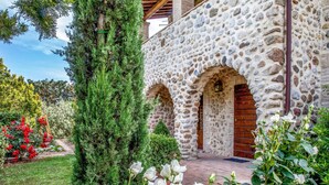 Property grounds - Awesome apartment in Allerona with swimming pool (Allerona)