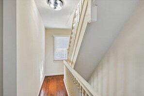 Eine Treppe mit weißer Geländer und Holzboden.
