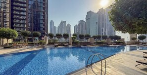 Una piscina con un paisaje urbano al fondo.