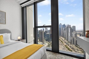 Una habitación de hotel moderna con un amplio ventanal que ofrece vistas a la ciudad.