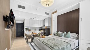 Um quarto moderno com uma cama grande, mesas de cabeceira e um guarda-roupa embutido.