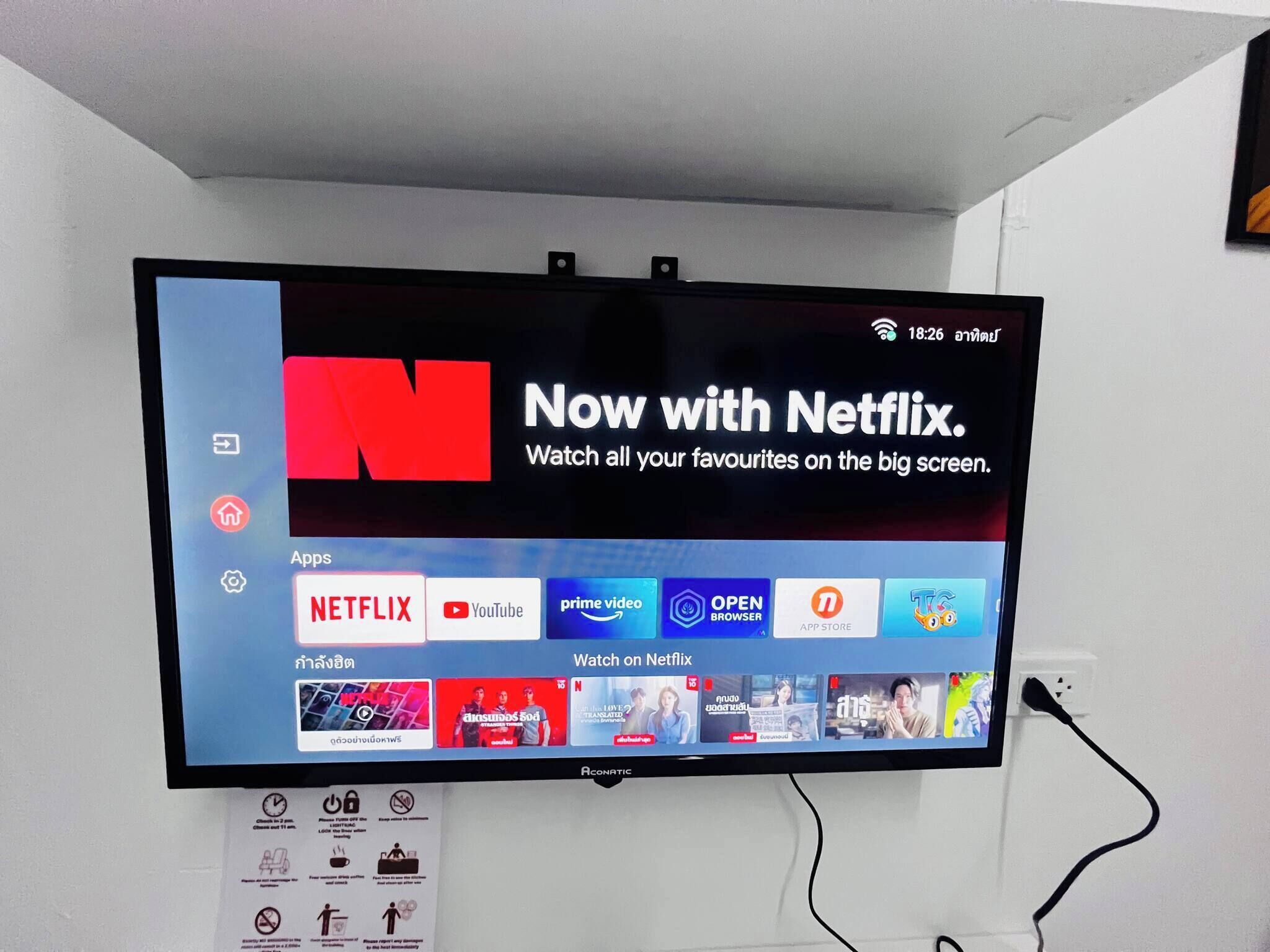 Un televisor montado en la pared mostrando la interfaz de Netflix.