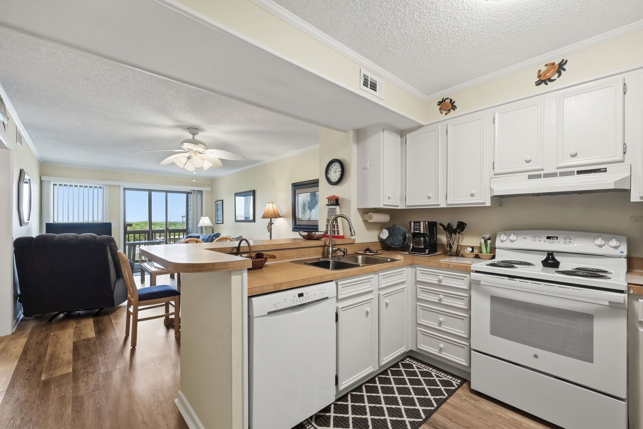 Coffee/tea maker, fridge, microwave, oven