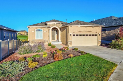 Home w/ Golf Course, Mountain Views & EV Charging!