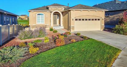 Home w/ Golf Course, Mountain Views & EV Charging!