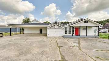 House (4 Bedrooms) | Front of property