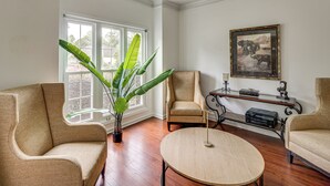 Unclassified image, 5 of 27, button - 8 Mi to Marietta: Spacious Powder Springs Home (Powder Springs)