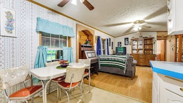 House (2 Bedrooms) | Interior