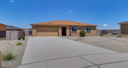 Cozy 3BR Home Outside Albuquerque